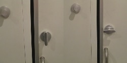 links Tür offen, rechts Tür geschlossen