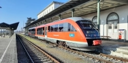 Zug der Südostbayernbahn am Bahnsteig