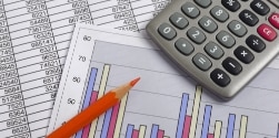 Finanzen mit Kalkulation, Chart, Zahlentabelle, Rotstift und Taschenrechner
