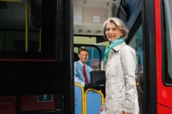 Seniorin steigt in Bus ein
