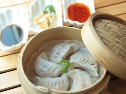 Dumplings und Soßen in einem Bambuskörbchen