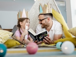 Vater und Tochter lesen gemeinsam ein Buch