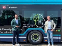 Daniel Marx (DB Regio Bus Nord) und Kai Schlimbach (Kreis Rendsburg-Eckernförde) stellten den neuen Wasserstoffbus im Rahmen eines Pressetermins vor.