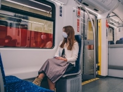 Frau im Dirndl sitzt in der S-Bahn