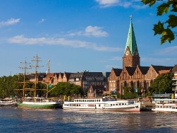 Bremen - historisches Stadtzentrum mit Segelschiff am Hafen.