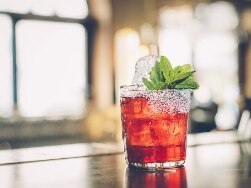 Cocktail in einem Glas auf dem Tresen
