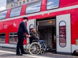 KiN hilft Rollstuhlfahrer bei Einstieg in Zug über die Rampe