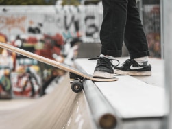 Nahaufnahme von den Füßen einer Person mit einem Skateboard