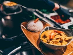 Thai Curry mit Reis auf einem Teller