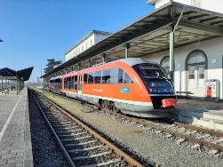 Zug der Südostbayernbahn am Bahnsteig