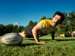 Ein Rugby Spieler macht Liegestütze auf dem Rasen