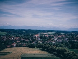 Blick über die Voralpen-Landschaft von Ebersberg aus