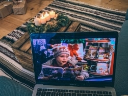 Auf einem Laptop läuft der Film "Kevin allein Zuhaus"