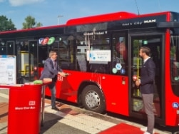 Bustaufe: Landrat Ambrosy tauft den neuen Bus