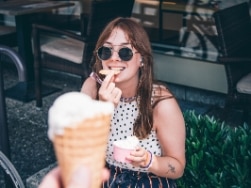Junge Frau isst Eis aus einem Becher