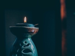 Brennende Kerze in einer Duftlampe