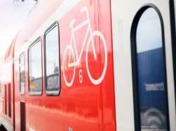 Fahrradmitnahme-Symbol an einem Regio-Zug