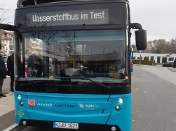 Blauer Wasserstoffbus auf Straße