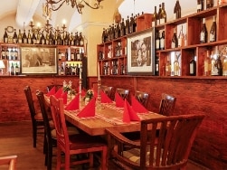 Ein langer Tisch in einem italienischen Restaurant