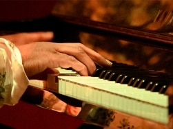 Männliche Hände auf Klaviertastatur