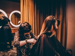 Einer Frau werden die Haare in einem Friseursalon geschnitten