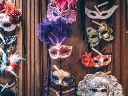 Venezianische Masken hängen an einer Wand