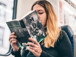 Frau ließt in der S-Bahn einen Science-Fiction-Roman