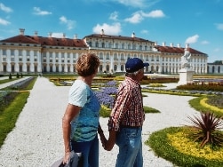 Mann und Frau schauen über ihre Schulter auf Schloss Schleißheim zurück