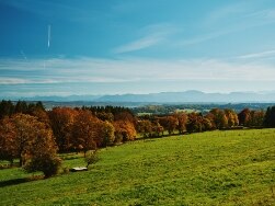 Herbstlicher Ausblick über das Münchner Umland mit Bergpanorama im Hintergrund