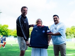 Trikot-Übergabe: Autokraft verlängert Sponsoring bis 2028 und unterstützt Jugendarbeit von Holstein Kiel.