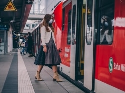Frau im Dirndl steigt in die S-Bahn ein