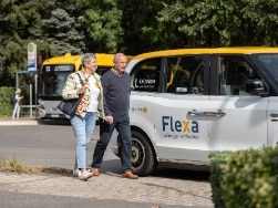 Paar vor Flexa Leipzig Fahrzeug