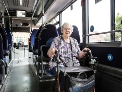 Ältere Frau mit Rollator im Bus