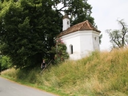 Kapelle am Rande eines Wanderwegs