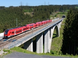 Franken-Thüringen-Express auf der Schnellfahrstrecke durch den Thüringer Wald