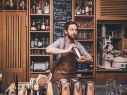 Barkeeper beim Shaken eines Cocktails