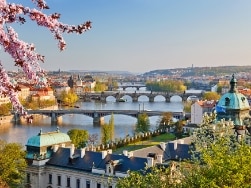 Blick über die Moldau auf Prag