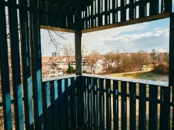 Blick auf Häuser aus einem Aussichtsturm