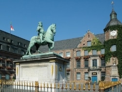 Reiterstatue vor dem Rathaus in Düsseldorf