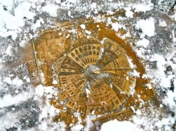 Bodenplatte Goldener Faden mit Schnee