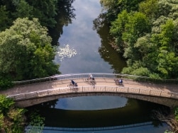RuhralRadweg Brücke bei Essen von oben mit Radfahrern