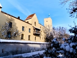verschneite Mittelalterliche Burg im Licht der Abendsonne