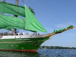 Segelschiff Alexander von Humbold II mit seinen markanten grünen Segeln bei der Windjammerparade der Kieler Woche 2023.