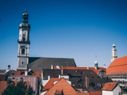Ausblick auf Kirche und Dächer von Freising