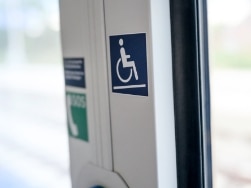 Rollstuhlsymbol am Ausstieg eines Regio-Zuges