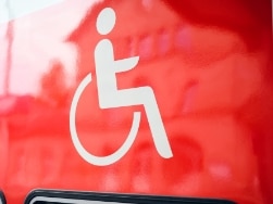Rollstuhl-Symbol an einem Regio-Zug