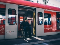 Rollstuhlfahrer steigt aus der S-Bahn aus