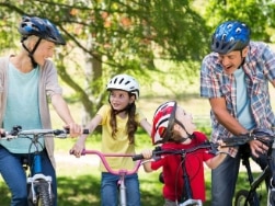 Familie macht Fahrradtour im Grünen