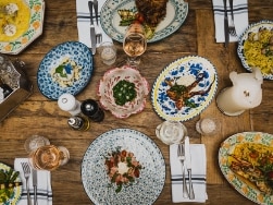 Verschiedene italienische Gerichte von oben auf einem Tisch