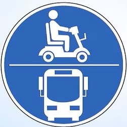 Piktogramm am E-Scooter, welches das Gefährt als geeignet zur Beförderung im Bus ausweist.